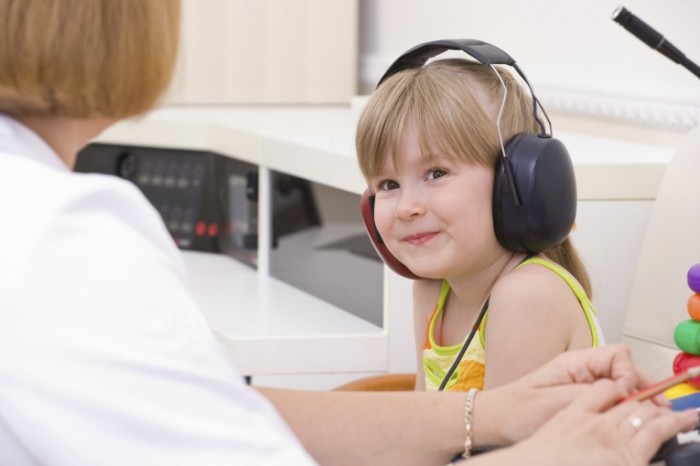 Hearing test istock 700x466 Девочка в наушниках   Girl with headphones