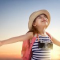 Девочка в шляпе и с фотоаппаратом - Girl with hat and camera