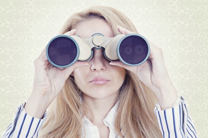 binoculars istock 700x465 Девушка с биноклем   Girl with binoculars