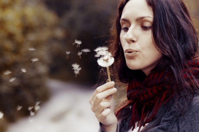 family health dandilion girl istock 700x465 Девушка с одуванчиком   Girl with dandelion