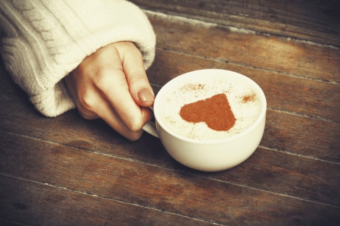 girl holding coffe with heart 700x465 Кофе с пенкой   Coffee with foam