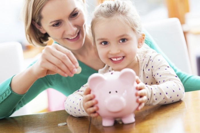 iStock piggy bank 700x466 Мама с дочкой с копилкой   Mother and daughter with piggy bank