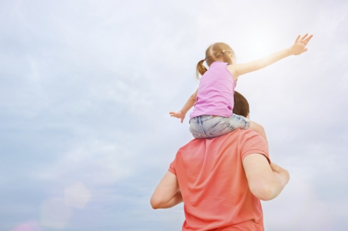 iStock 000020401975 Medium 700x465 Папа с дочкой на плечах   Dad with his daughter on his shoulders