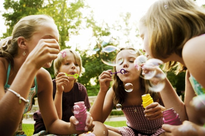 istock 000011882908 large 700x464 Дети с мыльными пузырями   Children with soap bubbles