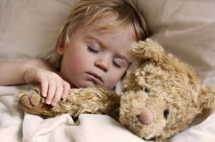 istock 000011938573 large 700x465 Ребенок с мишкой   Child with a teddy bear