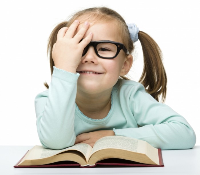 istock 000019450769 large 700x611 Девочка в очках за книгой   Girl in glasses with a book