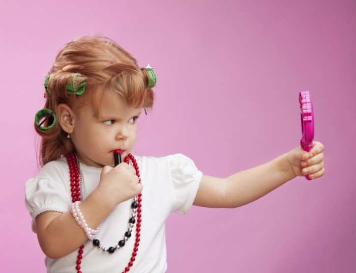 istock 000020233005 double 700x536 Девочка с зеркалом и помадой   Girl with mirror and lipstick