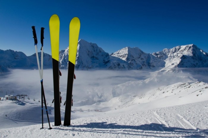 2134 shutterstock 114371617 700x466 Лыжи в снегу   Skiing in the snow