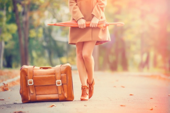 Dollarphotoclub 69484559 700x466 Девушка с чемоданом и зонтом   Girl with a suitcase and an umbrella