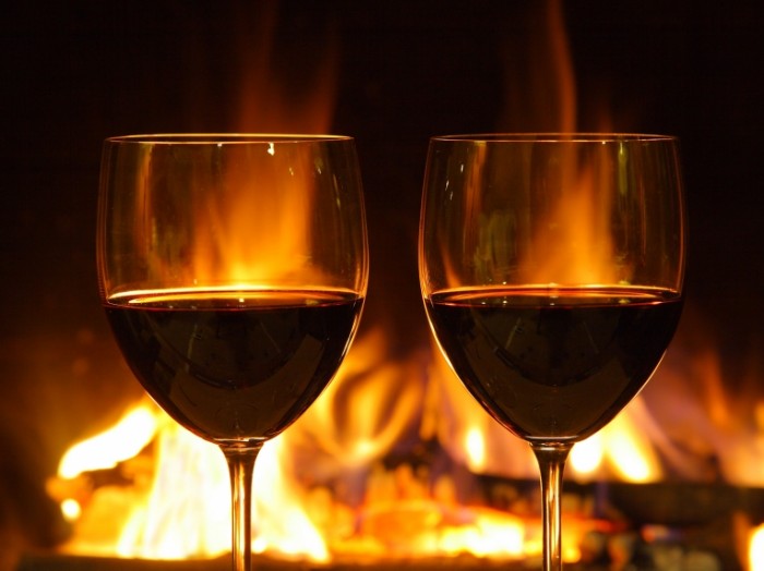 Wine glasses fireplace Shutterstock 2015 700x524 Вино на фоне камина   Wine on the background of fire