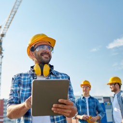 Строитель с планшетом - Construction worker with tablet