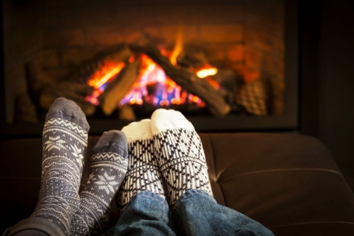 shutterstock 142464652 700x466 Ноги у камина   Legs fireplace