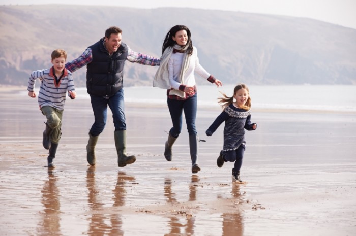 Dollarphotoclub 67943859 700x465 Семья на пляже   Family on the beach