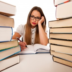 Девушка за стопкой книг - Girl behind a pile of books