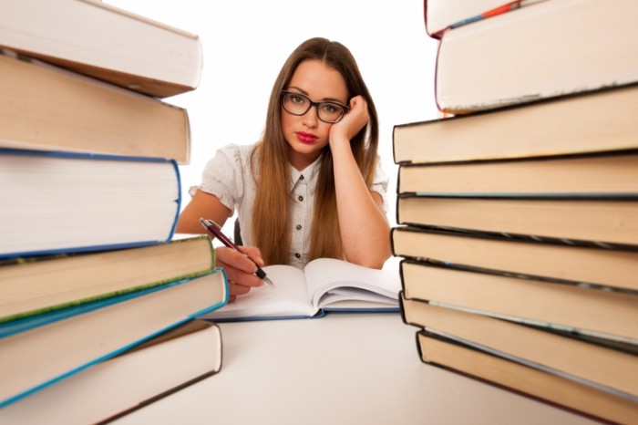 Dollarphotoclub 73942979 700x466 Девушка за стопкой книг   Girl behind a pile of books