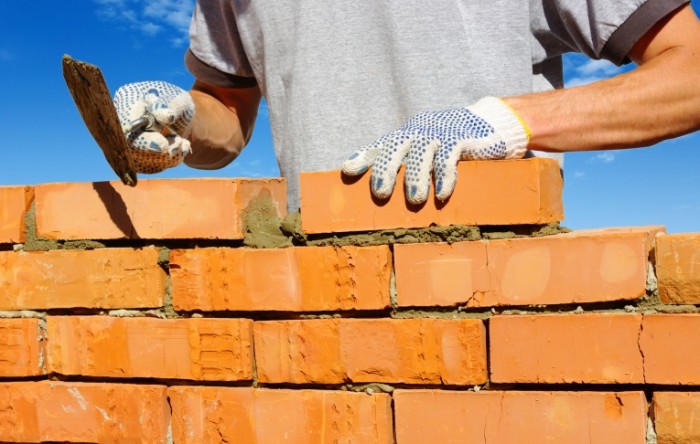 dollarphotoclub 61895876 700x444 Строитель с кирпичами   Builder with bricks