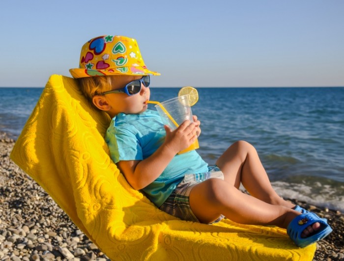 dollarphotoclub 67550790 700x532 Малыш на пляже   Kid on the beach