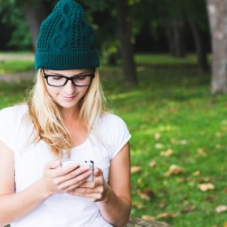 Девушка в шапке с гаджетом - Girl in a hat with a gadget