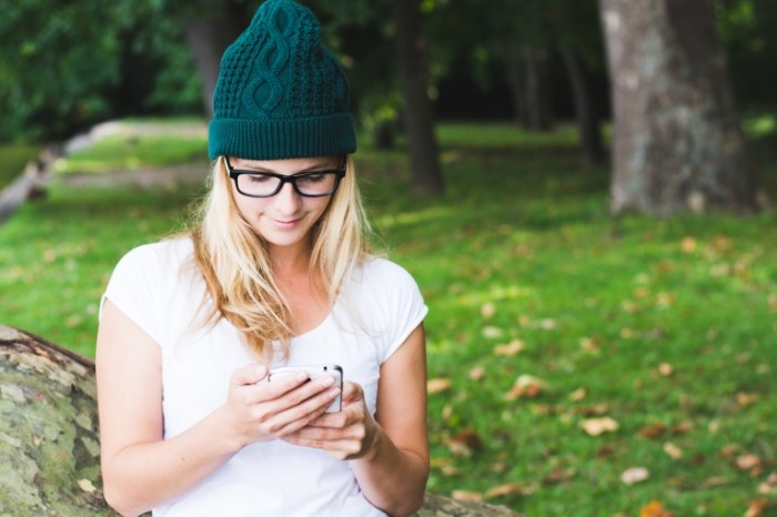 dollarphotoclub 69904084 700x466 Девушка в шапке с гаджетом   Girl in a hat with a gadget