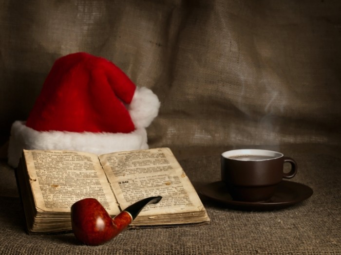 rsz dollarphotoclub 27839216 santa clause and bible  700x524 Библия и новогодний колпак   Bible and the New Years cap