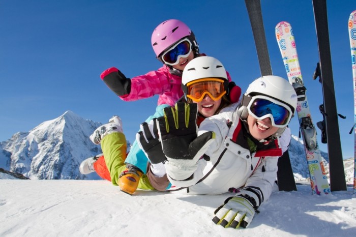 shutterstock 114381538 700x466 Семья на лыжах   Family skiing