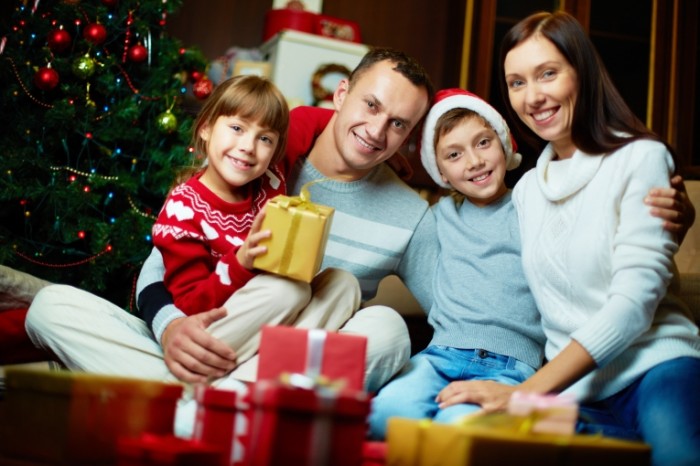 shutterstock 115748269 700x466 Семья возле елки   Family near the Christmas tree