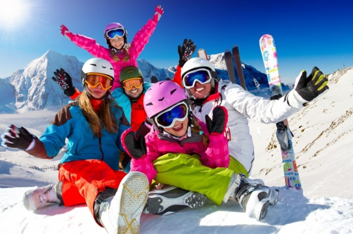 shutterstock 120085720 700x465 Семья на лыжах   Family skiing