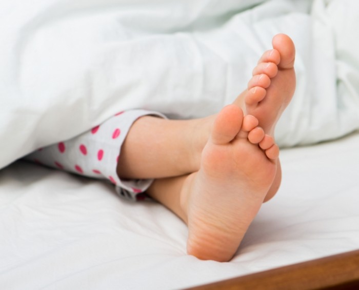 shutterstock 174862223 700x565 Ноги в постели   Feet in bed