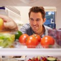 Мужчина перед холодильником - Man in front of a refrigerator