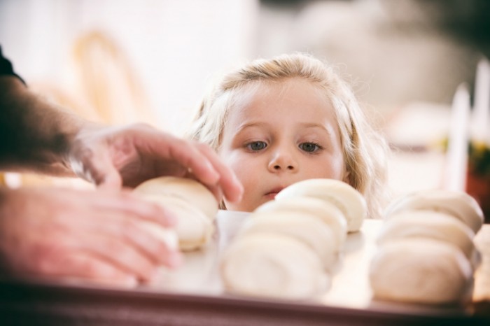 shutterstock 215428789 700x466 Девочка с булочками   Girl with buns