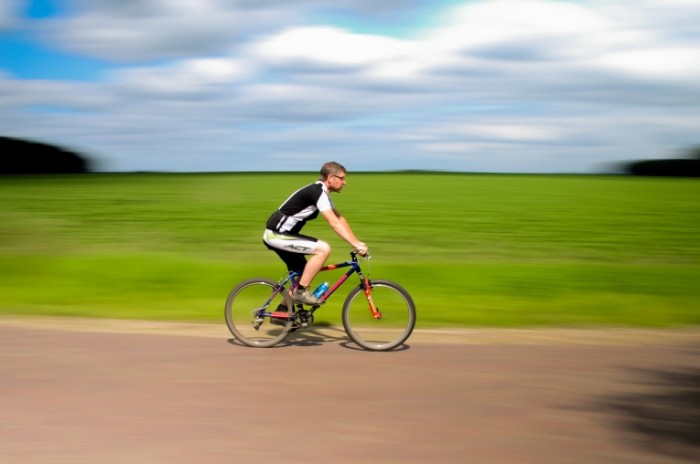 Cyclist panning license free CC0 700x464 Велосипедист   Cyclist