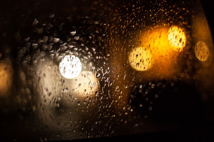 Bokeh and Raindrops 700x466 Капли на стекле   Raindrops on the glass