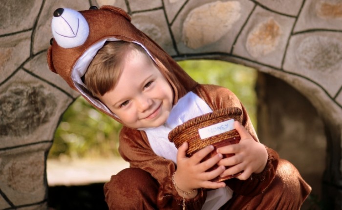 boy 13639113 700x430 Boy in bear suit   Мальчик в костюме медведя