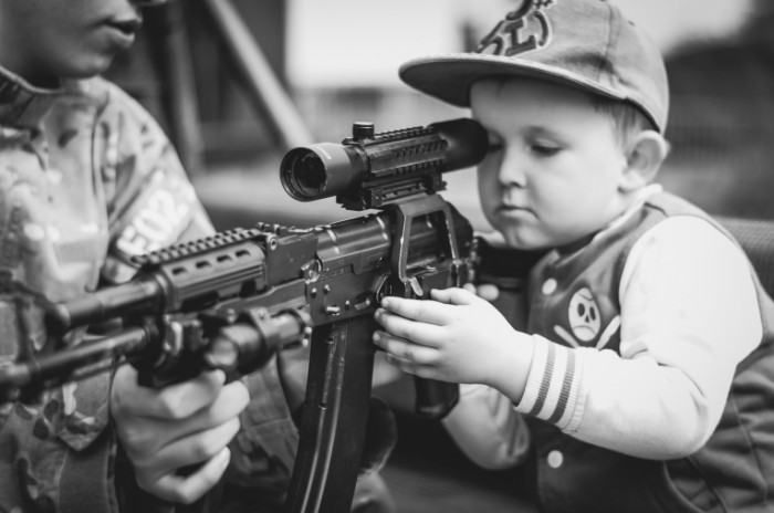 boy 958477 700x464 Boy with machine gun   Мальчик с автоматом