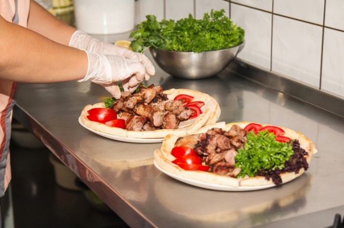 food 1155130 700x465 Chef prepairing a pizza   Повар готовит пиццу