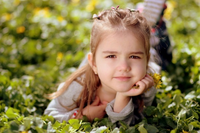 girl 12506792 700x466 Child on the grass   Ребенок на траве