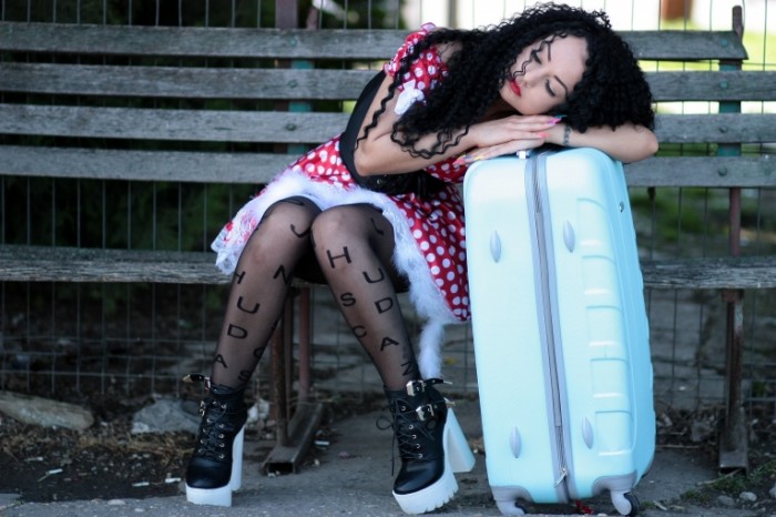 girl 13820312 700x466 Girl with suitcase   Девушка с чемоданом