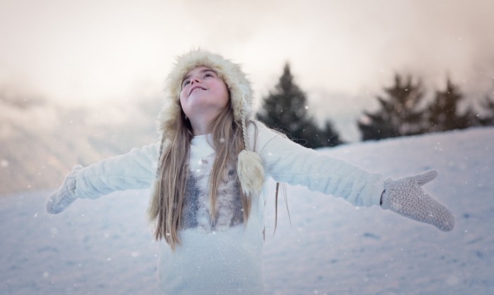 person 1207641 700x419 Girl on the winter day   Девушка в зимний день