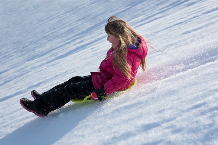 person 12181903 700x466 Child on the snow slope   Ребенок на снежном склоне