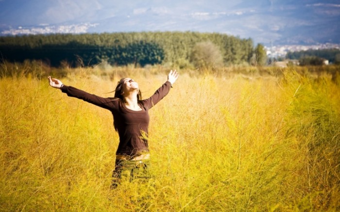 295014f4b2667b0 700x437 Девушка в поле   Girl in the field