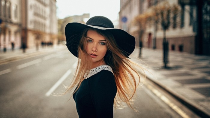 468be5476bbdf07 700x393 Девушка в шляпе   Girl in the hat