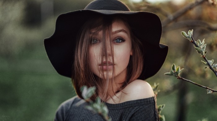 6f3947d9d83877d 700x393 Девушка в шляпе   Girl in a hat