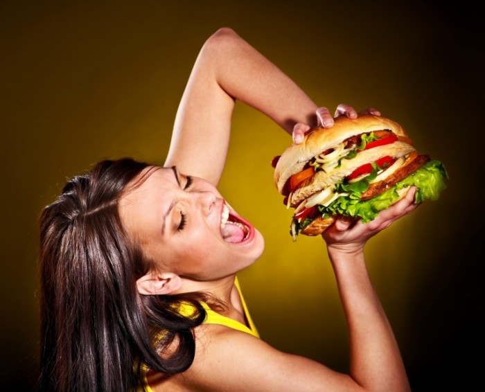 70ff3dcb9d04356 700x566 Девушка с бургером   Girl with a burger