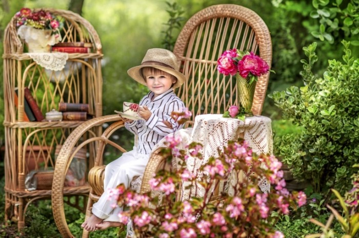 b3ae55921ca8170 700x465 Мальчик в саду   Boy in the garden