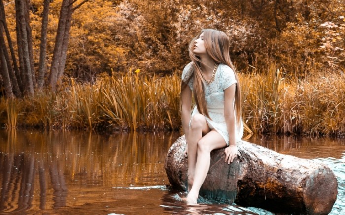 b77a84895bbe0da 700x437 Девушка в речке   Girl in the river