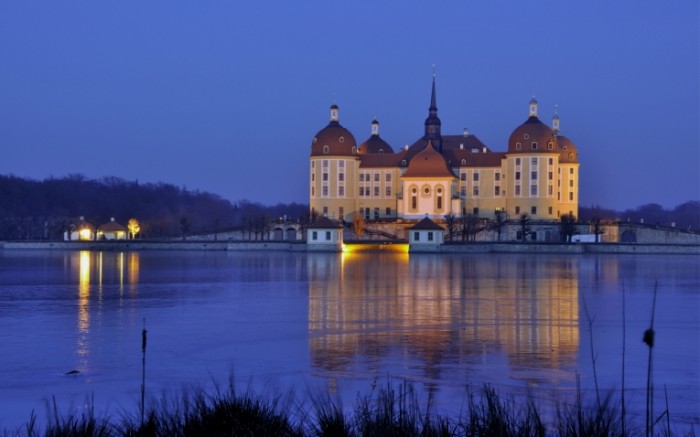 germany saxony moritzburg castle night lights light water reflection 2880x1800 sc 700x437 Германия Саксония   Germany Saxony