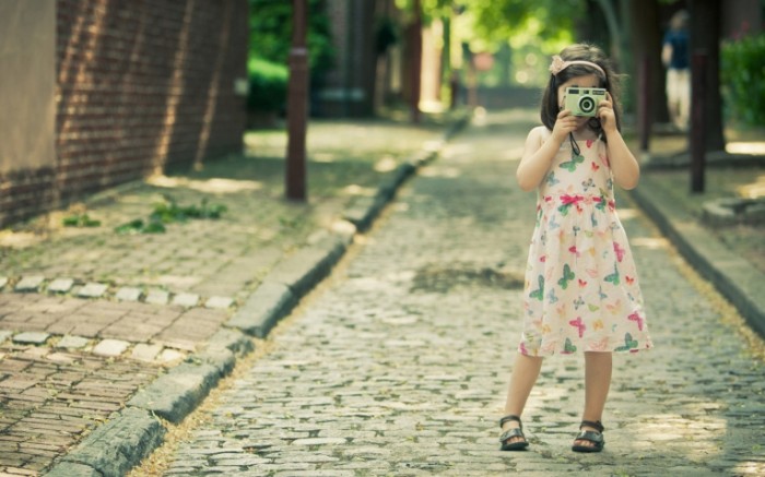 rebenok devochka fotoapparat c97dc2d 700x437 Девочка с фотокамерой   Girl with camera