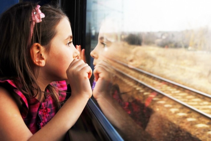 xoroshenkaya devochka okna 4288d12 700x468 Девочка в поезде   Girl in the train