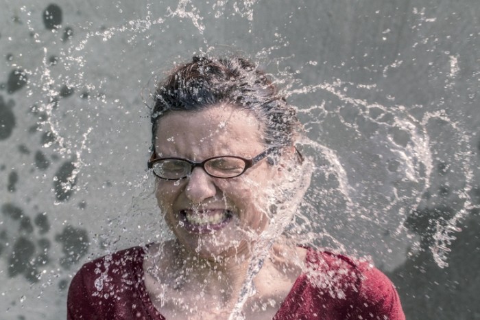 124H 700x466  Женщина в брызгах воды   Woman in splashes of water