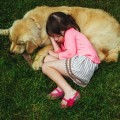 Ребонок лежит возле собаки - Child lying near the dog